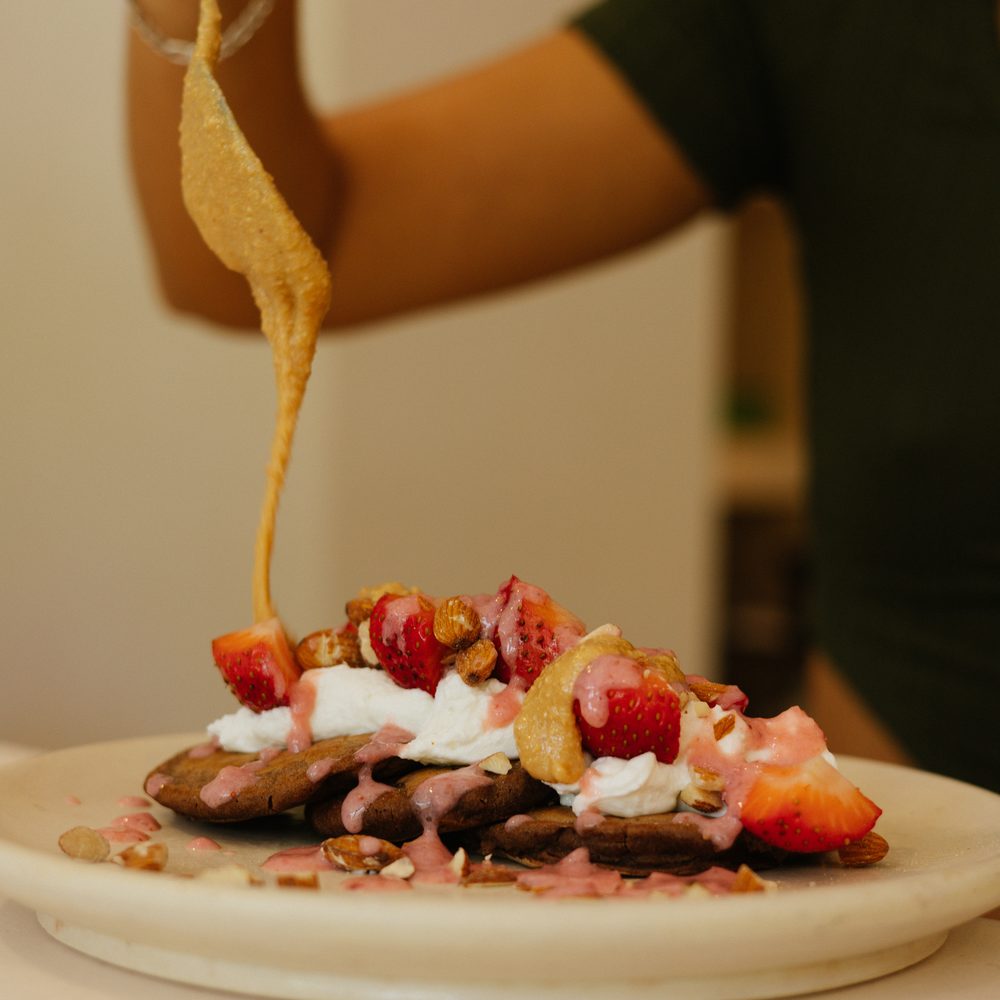 Crema de cacahuate sobre camote con fresas