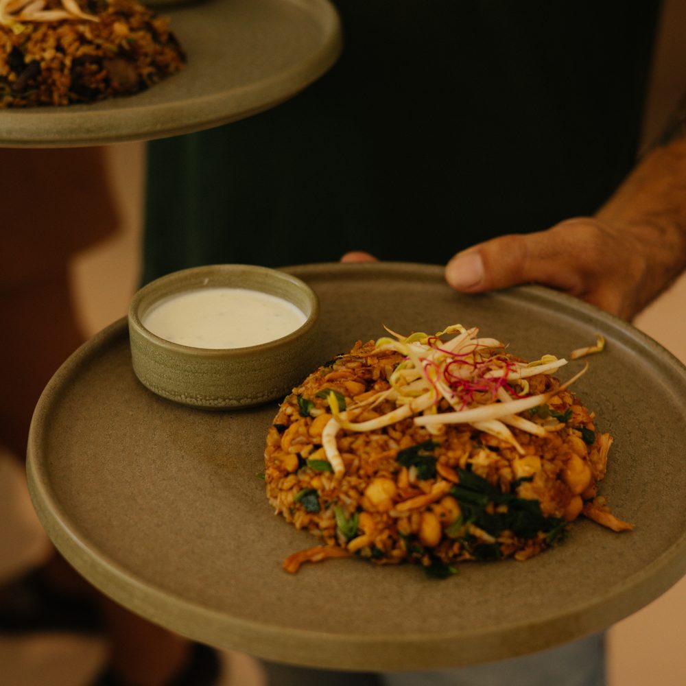 Plato servido a la mesa en OLIVO
