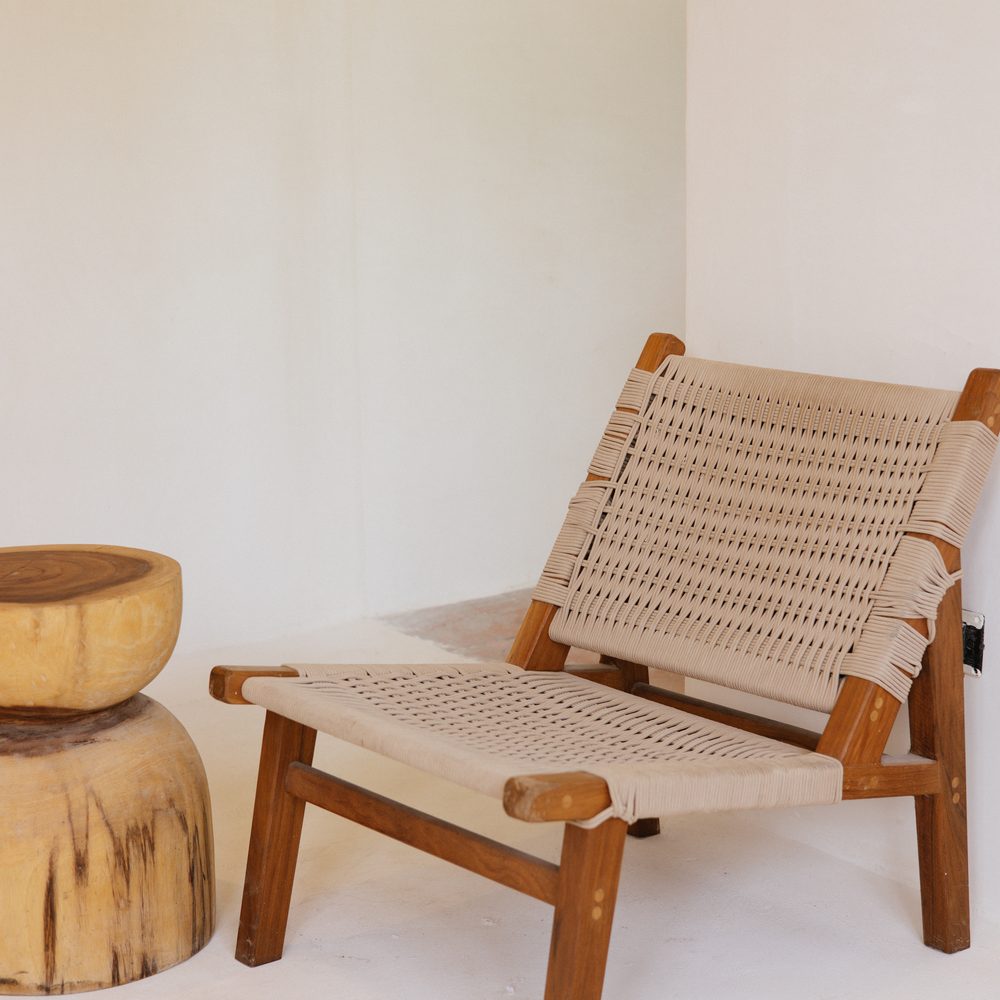 Silla tejida y tronco de madera en OLIVO