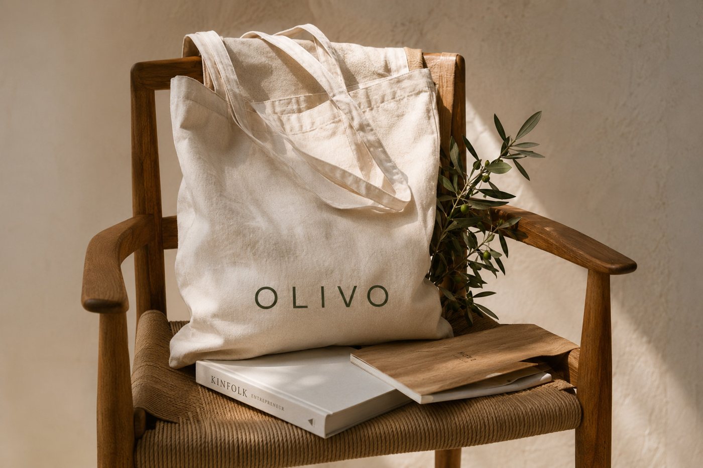 Tote bag OLIVO sobre silla de madera